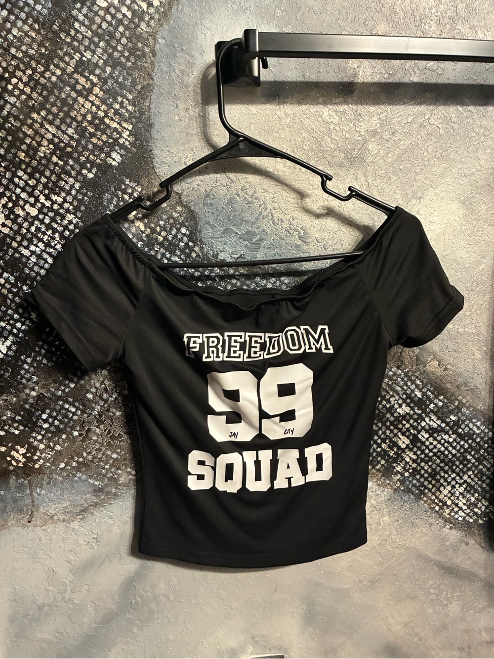BLACK OFF SHOULDER FITTED T SHIRT 👚 SIZE SMALL
